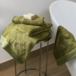 Shop Serviette de toilette coton et viscose de bambou Silvalys vert mousse Serviettes De Toilette